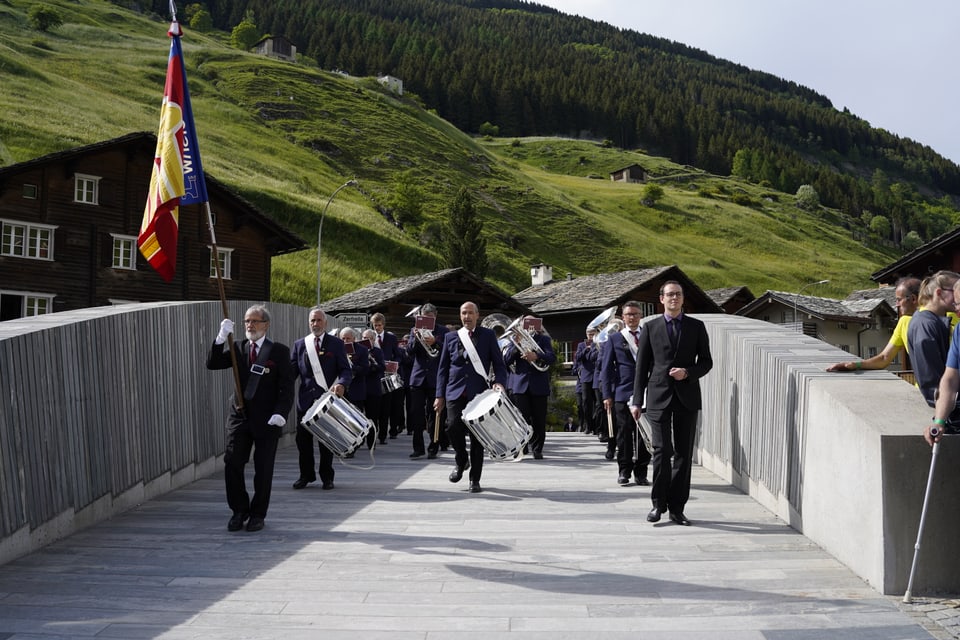 Musikgesellschaft marschiert über die Brücke in Vals.