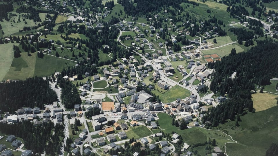 Blick auf die Hotels in Lenzerheide und die fast gänzlich bebauten Quartiere Clois, Fadail, Penasch und Davos Lai  1990