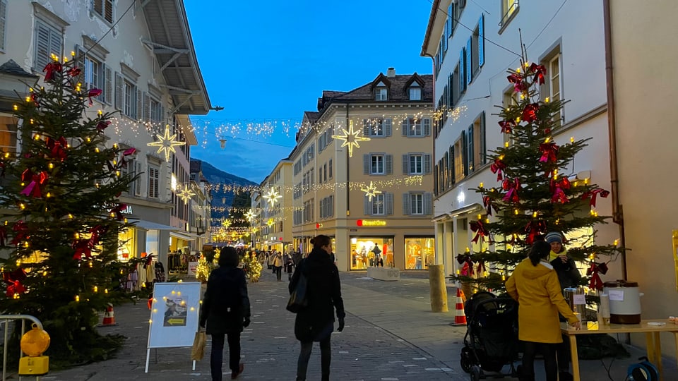 citad veglia da Cuira decorada cun glischs e pignols da Nadal 