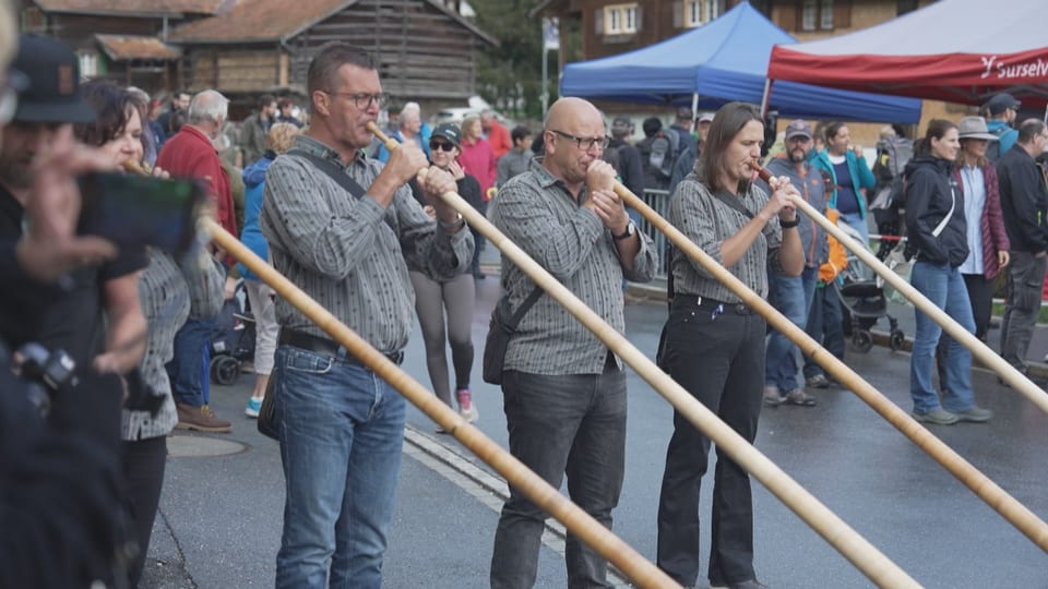 Era sunatibas han chattà la via a Breil per embellir la festa. 