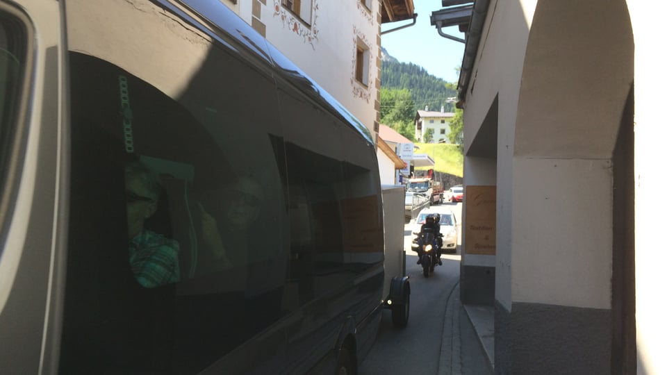 Il stretg amez Sta. Maria il lieu stretg amez Sta. maria cun autos cche passan