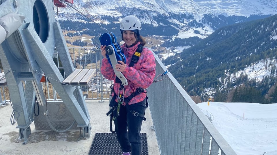 Reporterin Ronja Muoth mit der Metallrolle der Tirolienne in der Hand, in Pradaschier bei Churwalden.