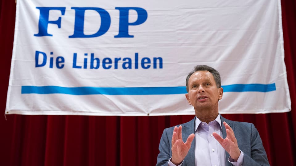 Philipp Müller, il schef da la PLD discurra. Davostiers ina taila cun scrit si «FDP, Die Liberalen».
