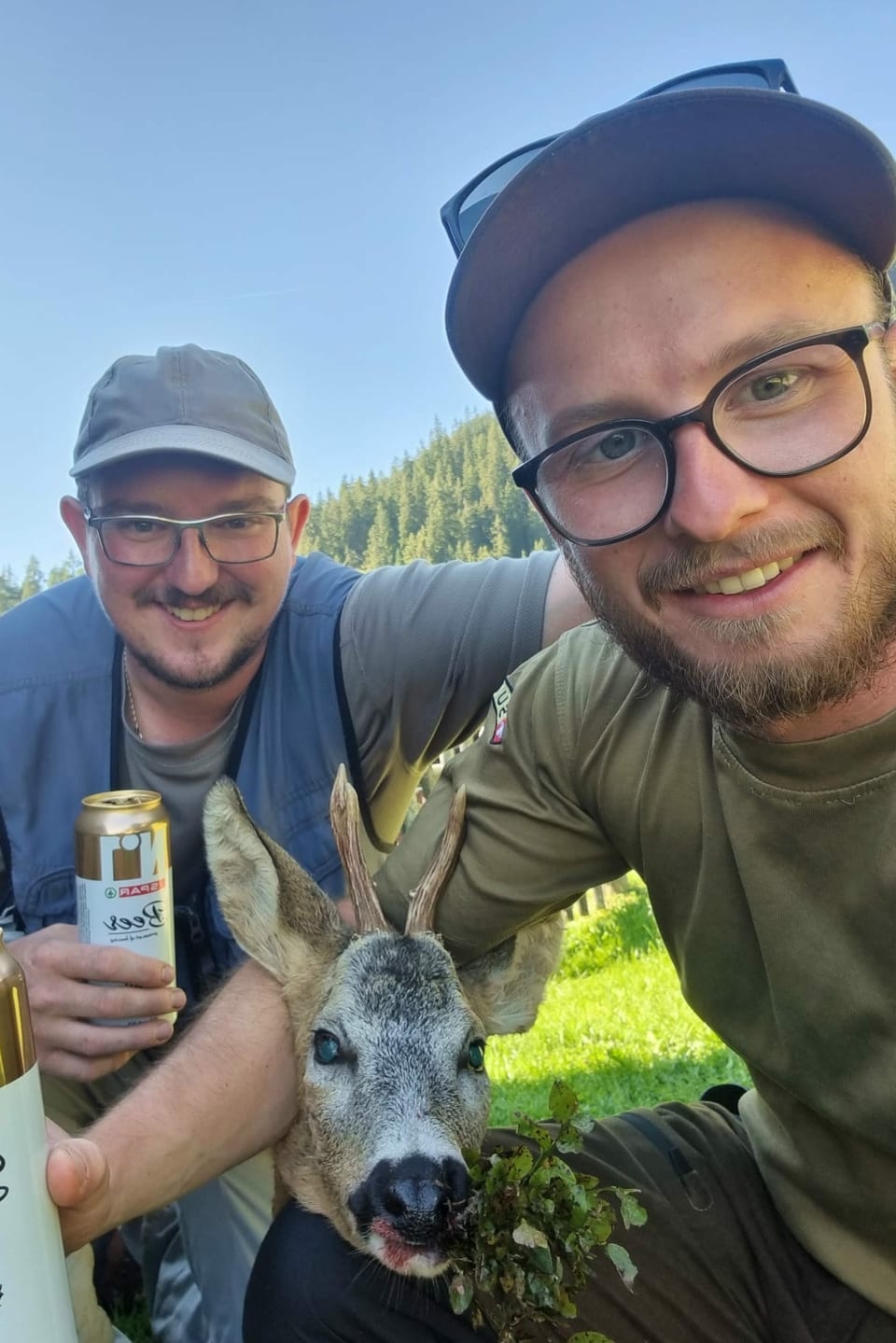 Zwei Jäger mit Bier und Reh