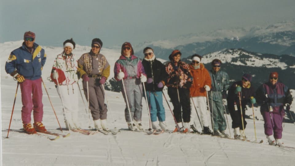 Skilehrer Aluis Cathomen aus Brigels Breil mit Frauengruppe