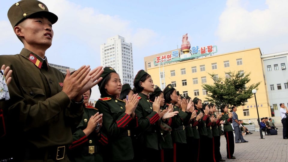 Applaus sin via en la Corea dal Nord: Umans en unifurma applaudeschan.