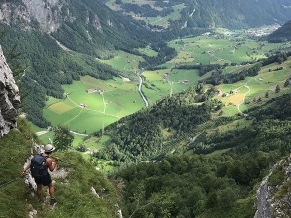 Cuntrada e Viola Cadruvi che chamina.