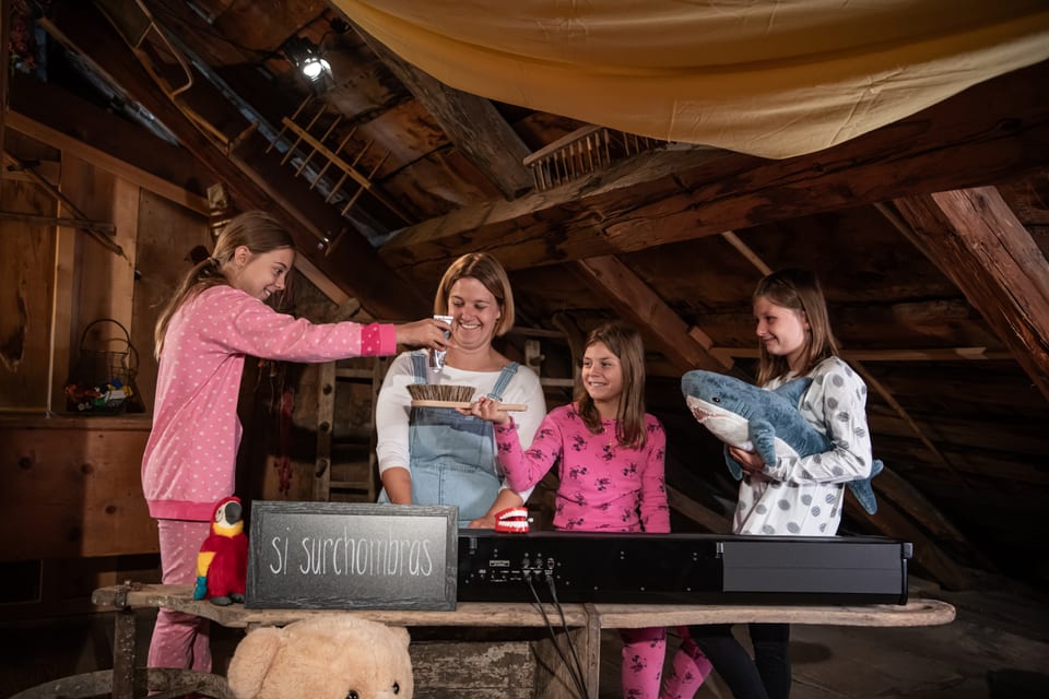 Kinderlieder auf Rätoromanisch: Flavia Walder singt mit den Kindern Lieder zum Thema Zähneputzen