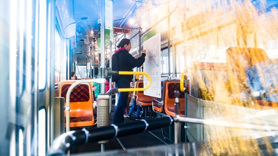 Purtret d'in bus en ina citad. 