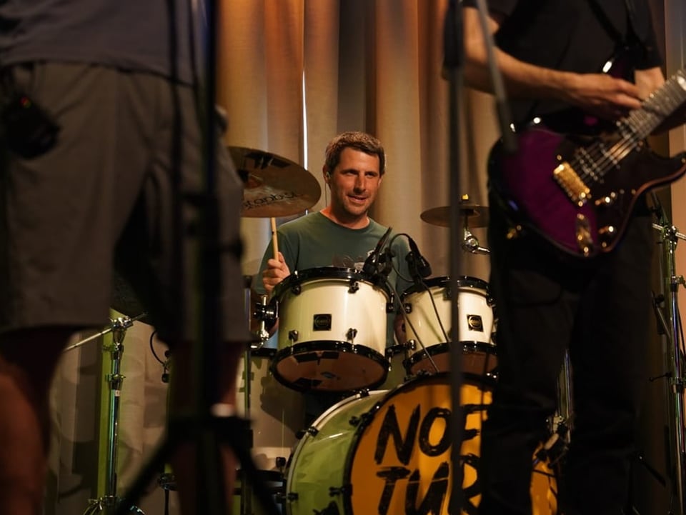 Der Drummer Armin Candrian hat während dem Konzert den Takt angegeben.