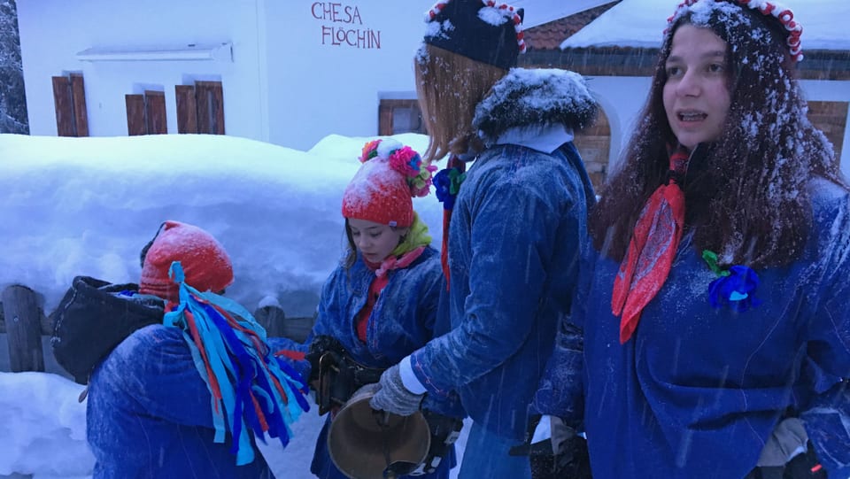 Purtret da giuvnas che gidan uffants pli pitschents. 