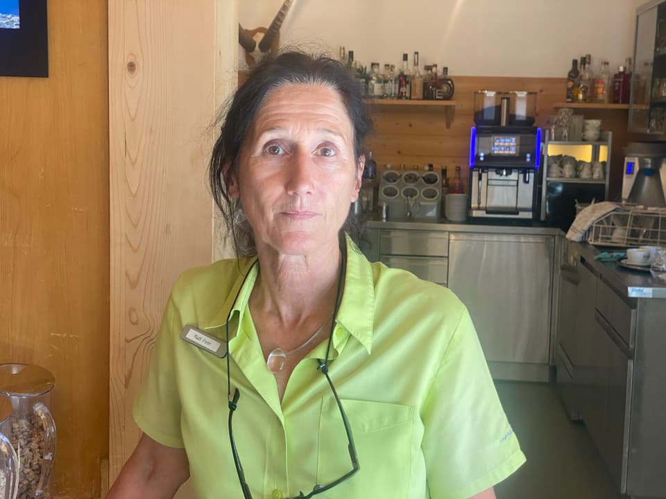 Ruth Beer, la camariera e recepziunista dal hotel Capricorns a Vargistagn.