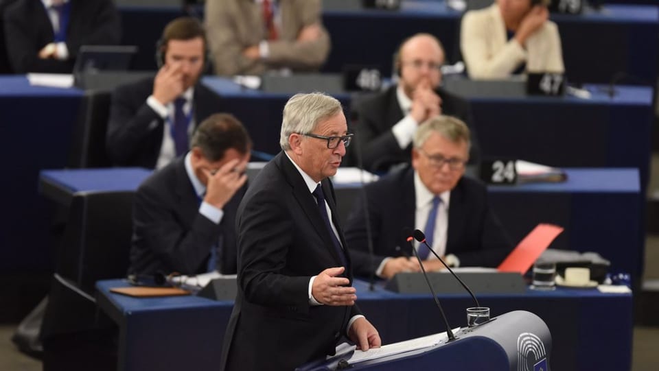 Jean-Claude Juncker discurra avant il parlament da l'UE.