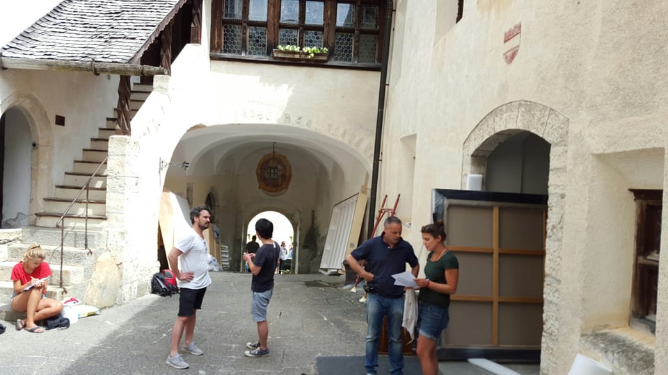En la curt dal chastè da Tarasp vegna ussa lavurà