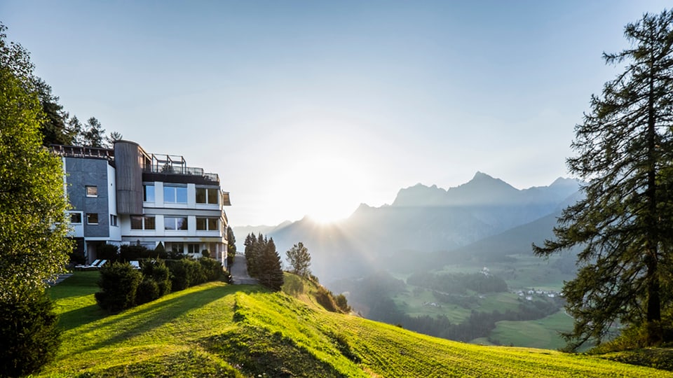 L'hotel Paradies en vischinanza dal vitg da Ftan.