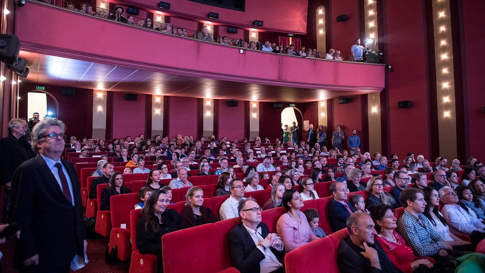 03-10, Cuira - Premiera dal film «Schellenursli» en il kino Apollo a Cuira.