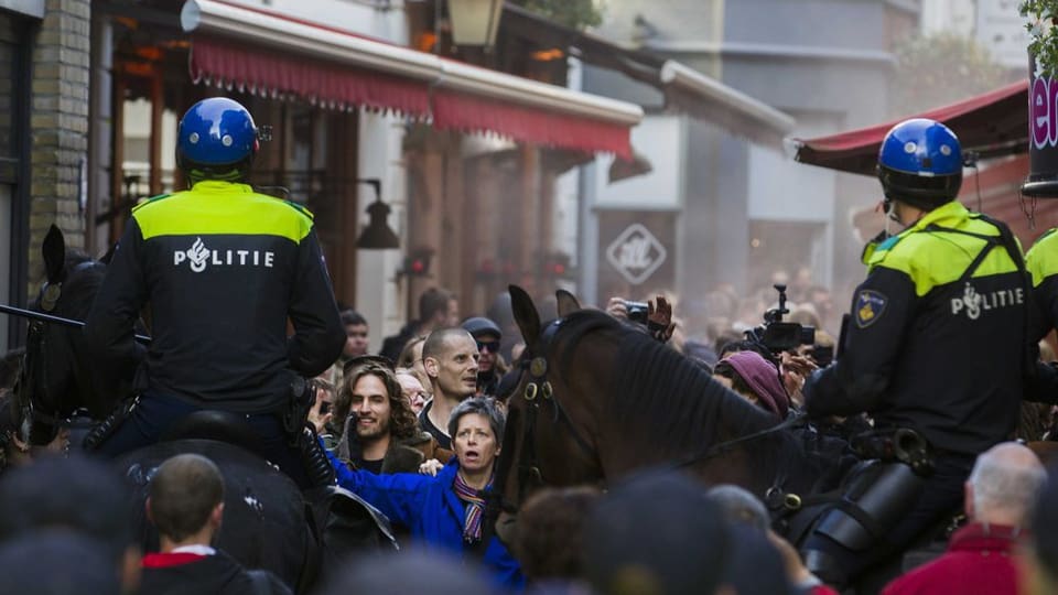 Demonstraziun ad Utrecht cun presenza da la polizia.