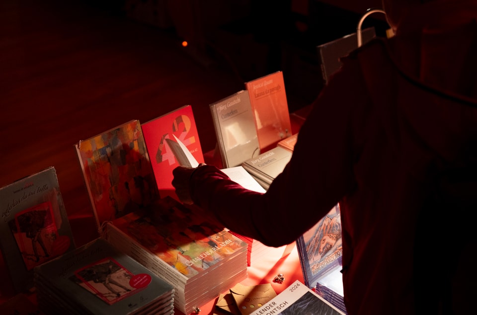 Auslegeordnung einiger rätoromanischer Bücher am Stand der Lia Rumantscha an den Dis da litteratura in Domat.