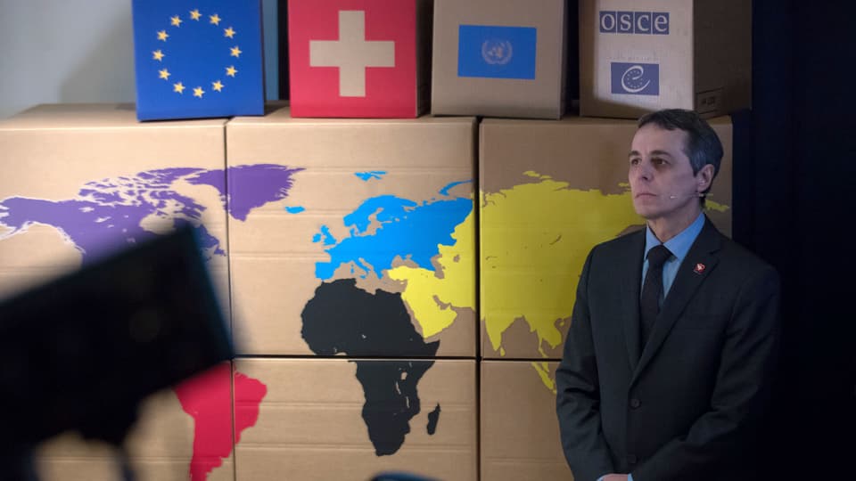 Ignazio Cassis declera davant studentas e students e schunralistas e schurnalists la politica da l'exteriur da la Svizra.