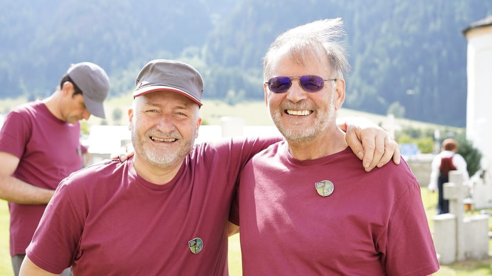 Mitglieder des Männerchors Alpina Müstair bei bester Laune.