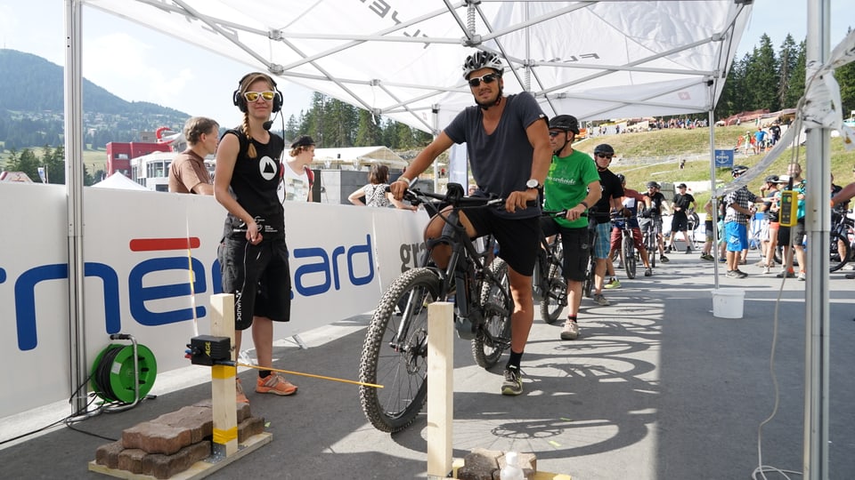 Jonas Baumann, il passlunghist da Lon è vegnì sisavel a la cursa cun mountainbikes electrics.