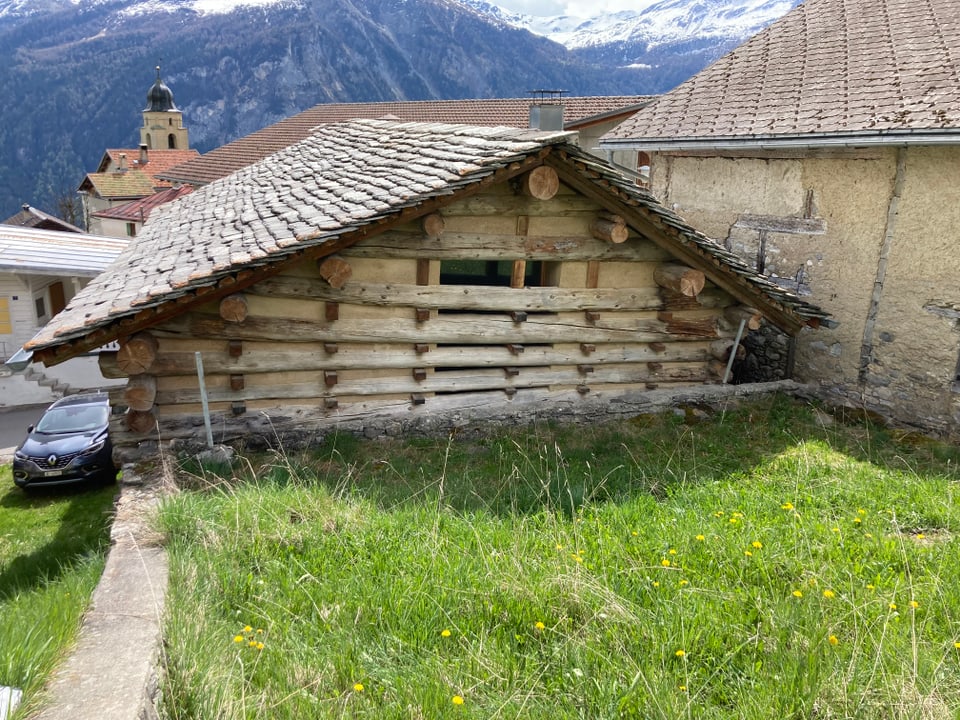 Alter Stall mit Rundholzbauweise