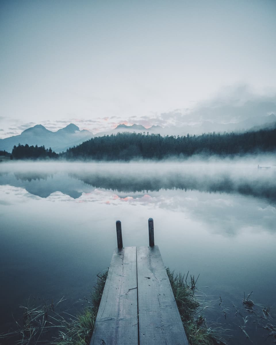 Bella atmosfera sur in lai alpin.