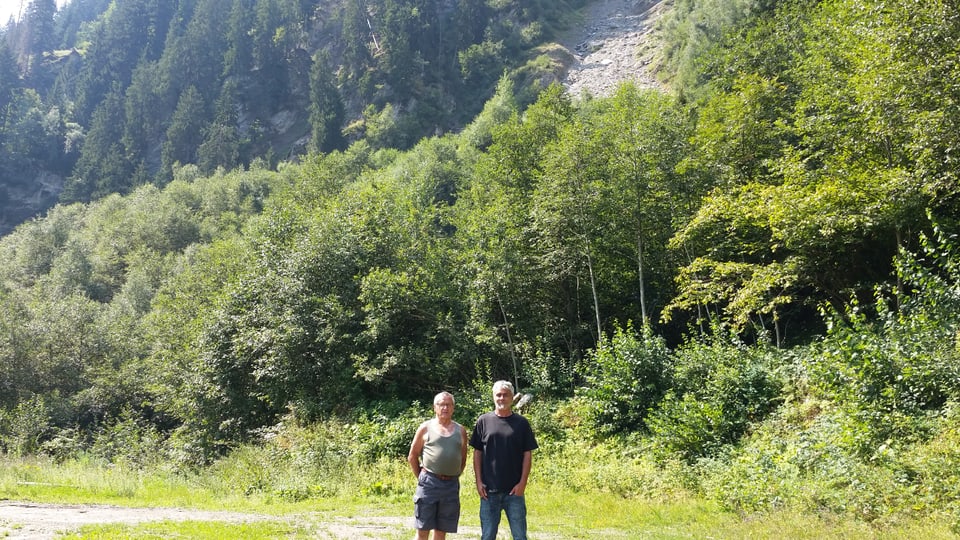 Eugen Giger e Marc Cathomas sut il crater da la bova.