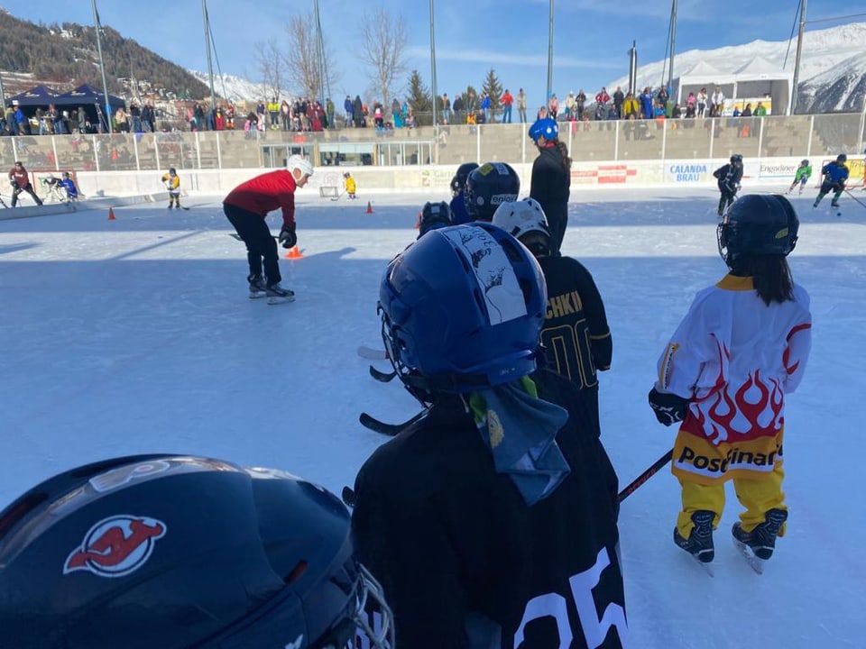 Trenar culs stars – quai è il di da hockey cun legendas