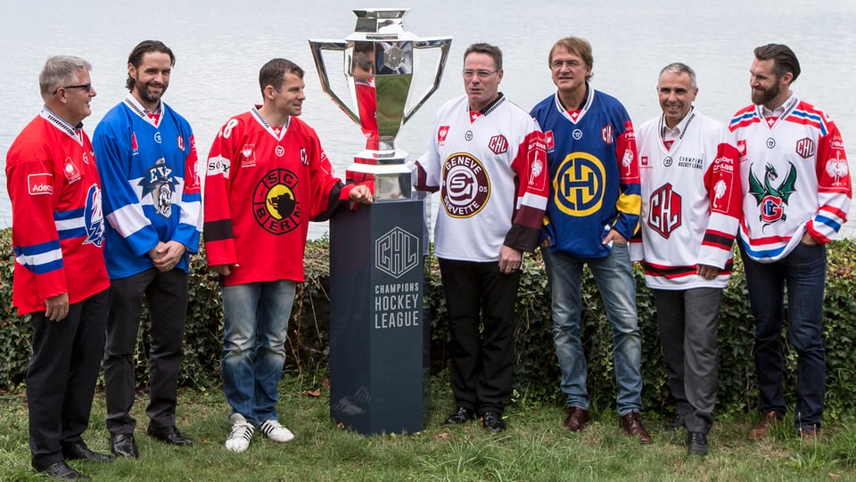 Da sanester: Marc Crawford (ZSC), Josh Holden (EVZ), Martin Plüss (SCB), Chris McSorley (Genevra), Arno Del Curto (HCD), Martin Baumann (CEO Champions Hockey League) e Christian Dube (Fribourg) durant la conferenza da pressa ils 17-8-2015 ad Oberwil.