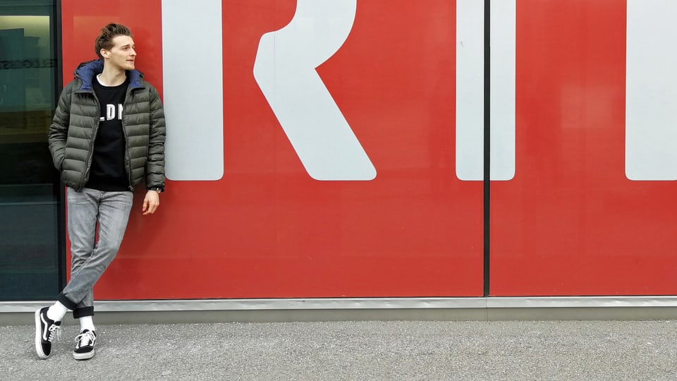 Nickless ha fatg ina visita al Radio Rumantsch in giuven musicist