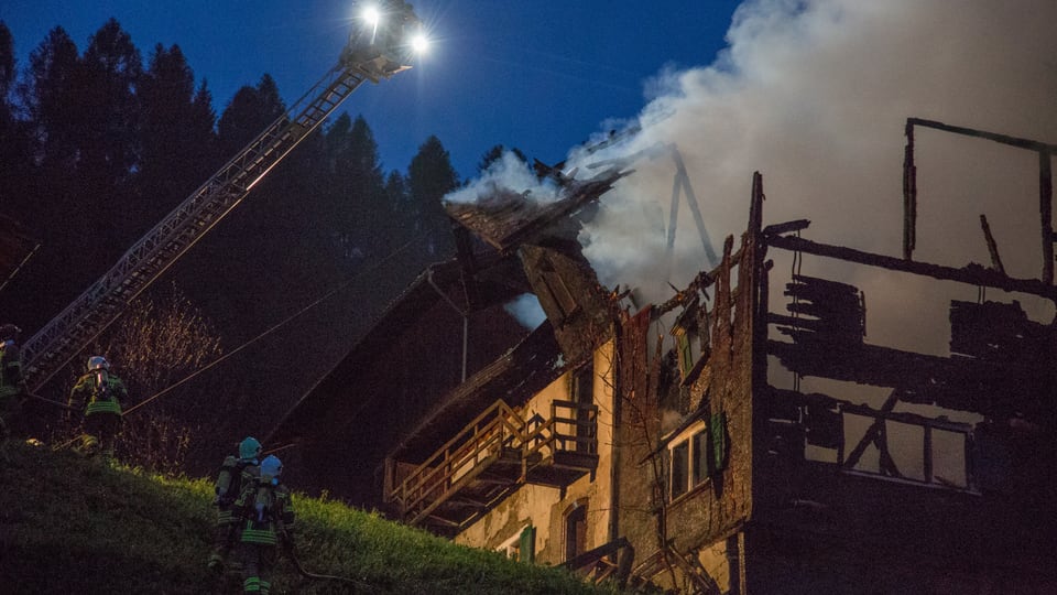 Cun sfracas  crodan part da la chasa ensemen.