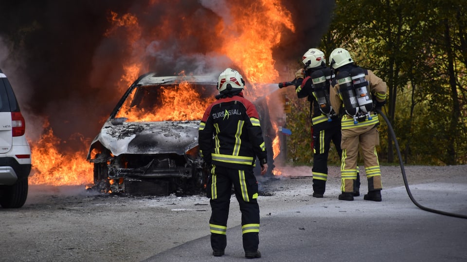 Brand eines Personenfahrzeugs in Cumpadials