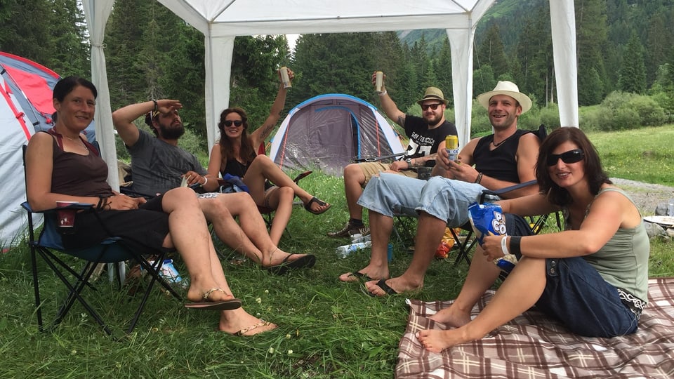 6 persunas sut ina tenda che fan viva.