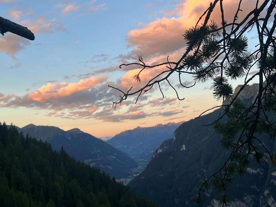 Abendstimmung über einem Tal.