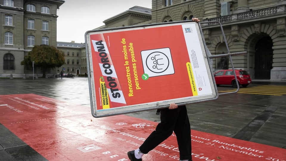 purtet d'ina persuna ch'è gista vida purtar davent ina tavla cun si in placat dal BAG. 