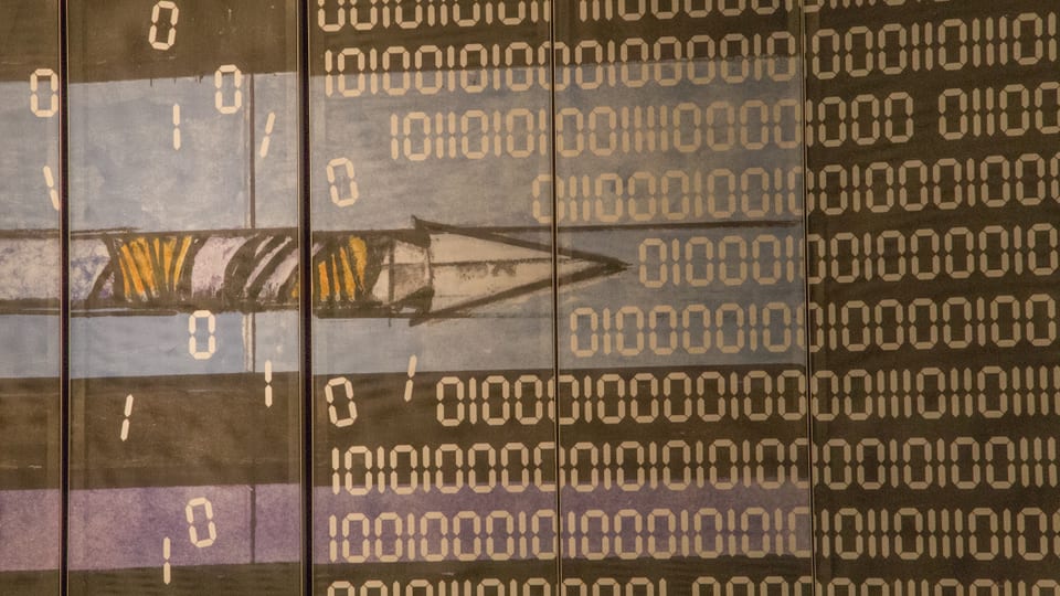 La simbolica dal maletg da tribuna da Rudolf Mirer - il paliet rumpa il code binar dal computer.