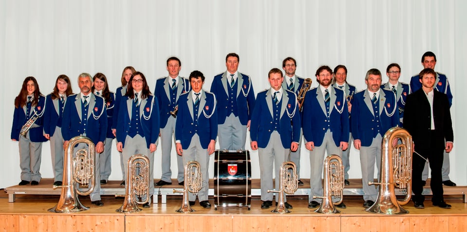 Musikgesellschaft Vrin in blau/grauer Uniform posiert für ein Vereinsfoto