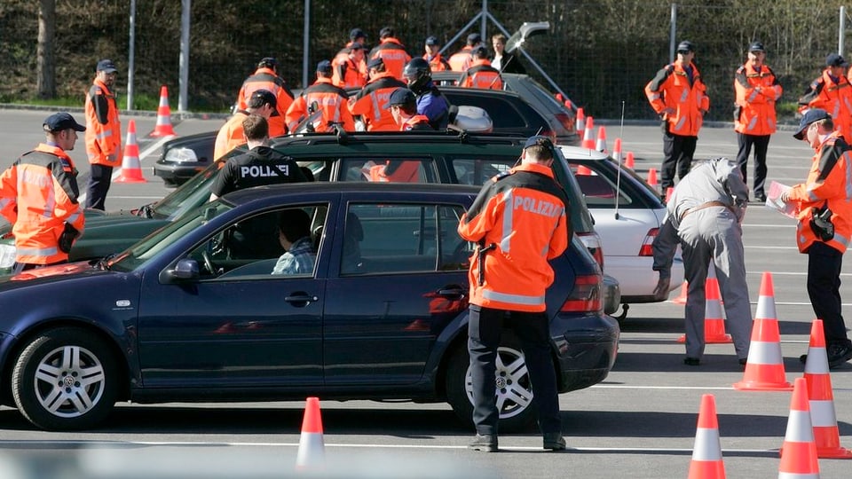 Polizists che controlleschan autos. 