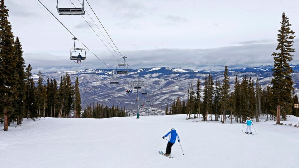 Skiunz sin la pista dal Beaver Creek Ski Resort. 