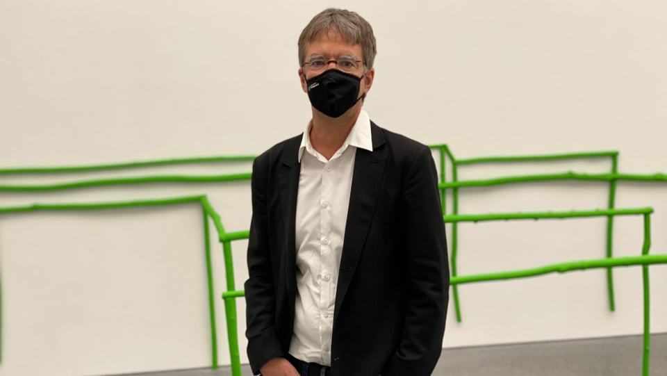 Il directur dil museum d'art Stephan Kunz avon l'ovra da Conrad Gianin cun il num "Warteschlaufe". 