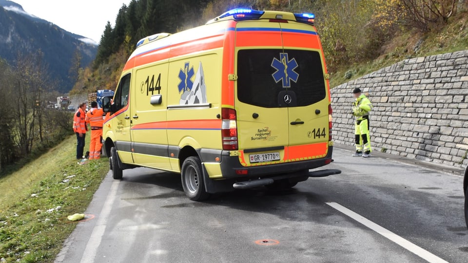 Ein Krankenwagen auf einer Strasse
