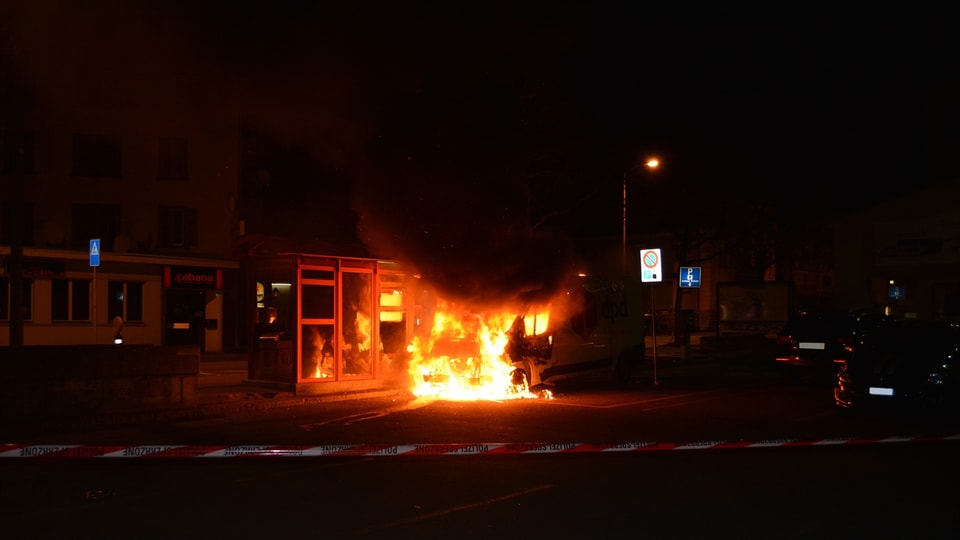 A Cuira ha ars in camiun mardi saira - ins vesa co il fieu donnegia er ina chabina da spetga dal bus