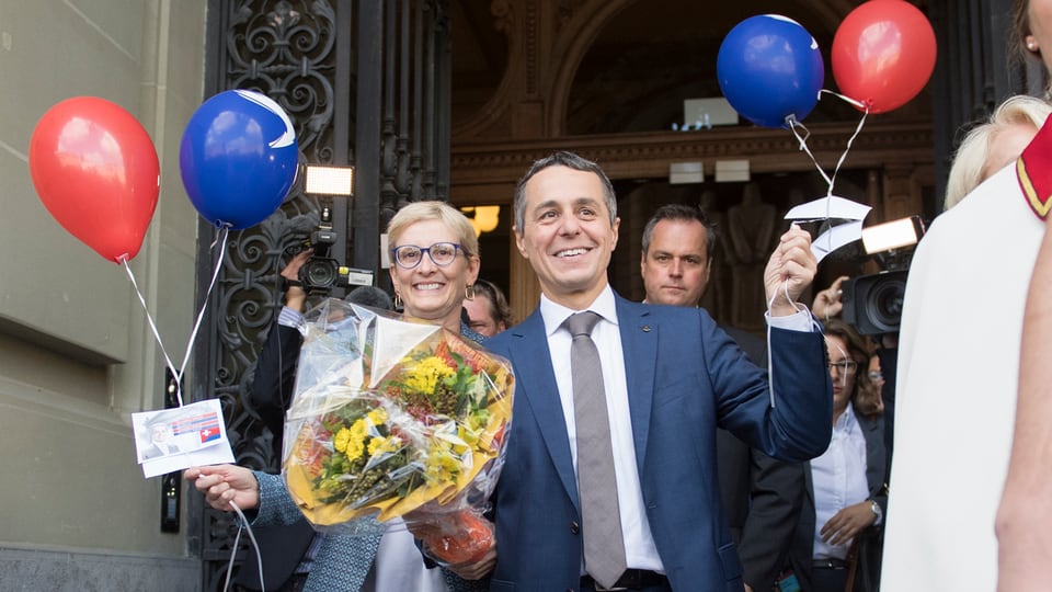 Ignazio Cassis cun baluns cotschens e blaus.