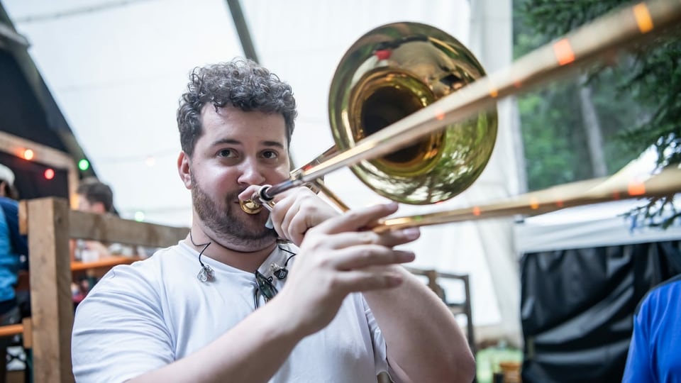 Open Air Safiental. Auch Till von Churchhill braucht ein wenig Zeit um sich auf den Vortritt vorzubereiten.