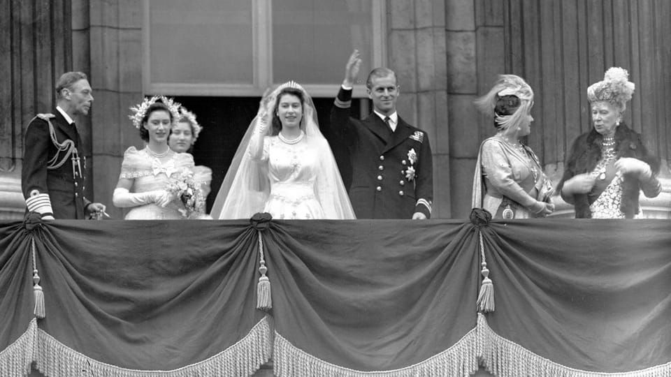 Las nozzas da Queen Elizabeth e Prince Philip il 1947. Er sin il balcun da sanester: King George VI, Princess Margaret, Lard Mary Cambridge, ils spusai, Queen Elizabeth e Queen Mary (la tatta da la spusa). 