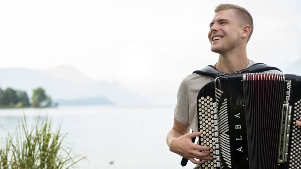 Niklaus Hess, in giuven musicant dal chantun Sviz In um cun in accordeon