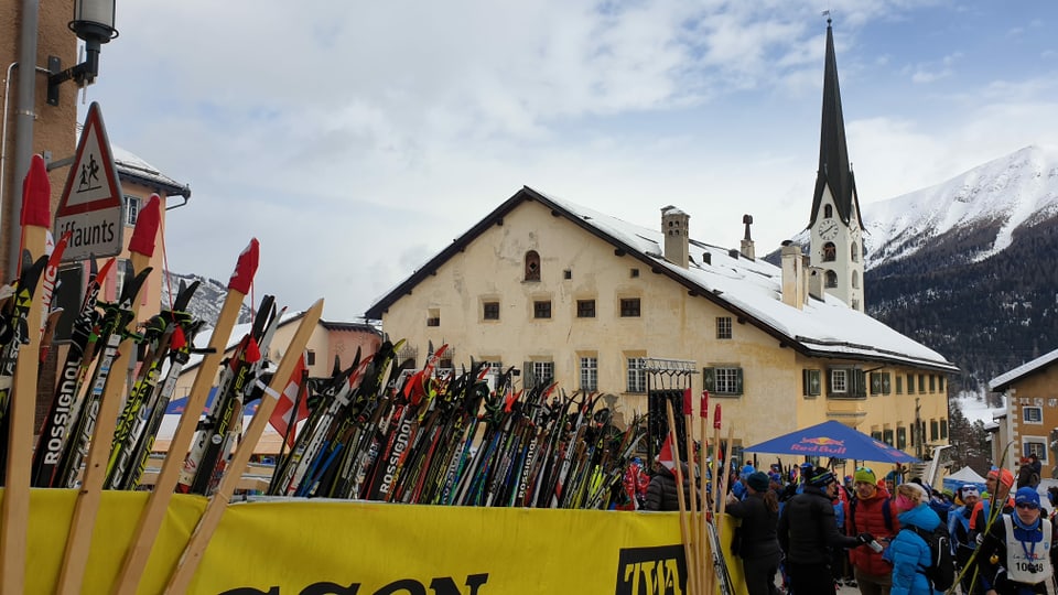 Davos in placat stattan ils skis da passlung en retscha, davos ina veglia chasa engiadinaisa ed il clutger.