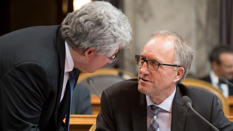 Il politicher Peter Hegglin en in discurs.