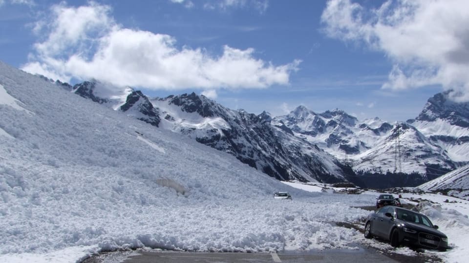 lavinas che han tschiffà dus autos sin la via dal Pass da l'Alvra